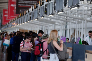 Trabajadores de servicios de apoyo del Aeropuerto de Santiago iniciaron una huelga
