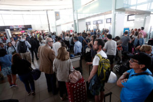 Aeropuerto de Santiago aseguró que sus servicios no se han visto afectados por huelga de trabajadores