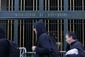 Mineduc pide a funcionarios votar en encuesta de Twitter sobre cambios al currículum escolar para revertir resultado adverso
