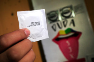 Minsal inicia plan de instalación de dispensadores de condones en liceos