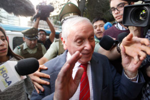 VIDEO | Cámaras captan el momento exacto cuando matones del ex obispo Durán atacan y dejan en el suelo a reportero de TVN