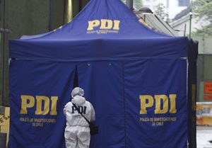 Investigan hallazgo de cadáver de mujer maniatado y quemado en una maleta