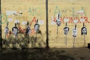 Diputados que apoyaron el TPP-11 denunciaron amenazas de muerte por imágenes pegadas cerca del Congreso