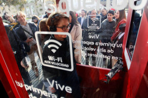 Presentan inédito servicio de internet de alta velocidad en paraderos de Transantiago