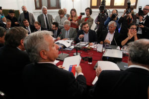 Todos contra todos: rechazos a Admisión Justa y reforma a pensiones termina en batalla campal entre oposición y oficialismo por Twitter