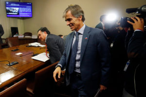 VIDEO | Graban al ministro Valente durante dos minutos guardando silencio mientras la prensa le preguntaba por viaje de su hijo