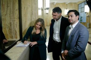 UDI pidió a Contraloría revisar a los acompañantes de los viajes oficiales de Bachelet