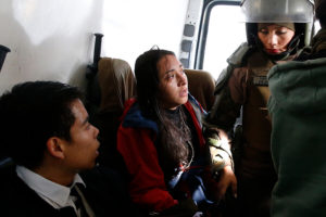 Carabineros entrega antecedentes de agresión a fotógrafa al Ministerio Público