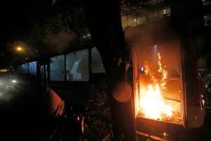 Encapuchados queman bus eléctrico de Sistema RED en pleno centro de Santiago