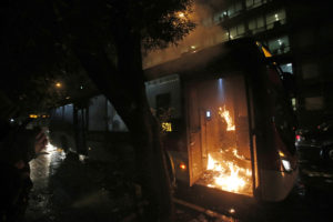 Dos buses del Sistema Red fueron quemados durante marcha no autorizada