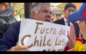VIDEO | “Fascistas, fuera de Chile. ¡Queman gente viva!”: el tenso registro del chileno que fue a encarar a venezolanos anti Maduro