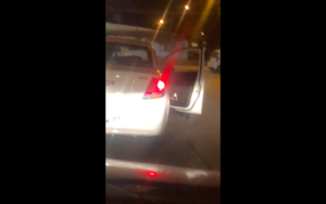 VIDEOS | Hombre dejó a su ex pareja colgando de la puerta de un auto y la arrastró varios metros
