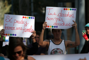 Presentan proyecto para que parejas homoparentales puedan inscribir a sus hijos