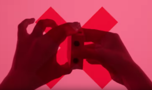 VIDEO | Presentan condón que se abre con cuatro manos para incentivar el 