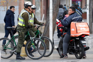 Fiscalizarán a motos de delivery por aumento de robos a peatones en Las Condes
