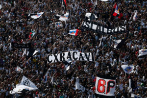 Hinchas de Colo Colo agotaron entradas para el Superclásico en minutos