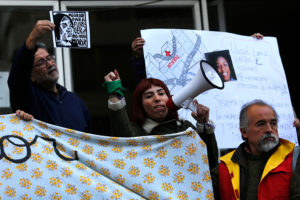 Migrantes protestaron en el Hospital Félix Bulnes por muerte de Rebeka Pierre