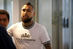 Vidal llegó en silencio para sumarse a los trabajos de la Roja para Copa América