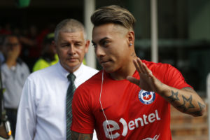 Eduardo Vargas llegó a Chile para sumarse a la Roja después de más de un año