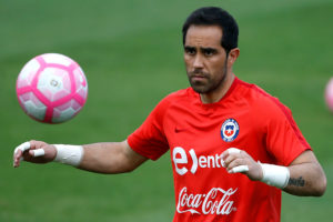Se encienden las alarmas: Claudio Bravo no estaría en prenómina de Copa América