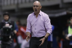 Aseguran que la U pensaría en Beñat San José y Holan si es que no sigue Arias