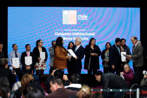 Piñera entregó títulos de viviendas a damnificados del 27F en Talcahuano