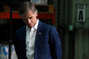 Ministro Valente tuvo que salir a explicar viaje de su hijo en actividad oficial en Europa