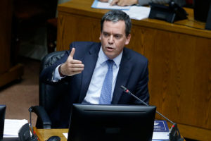 Senador Harboe pidió mejorar control de armas de fuego tras baleo a estudiante
