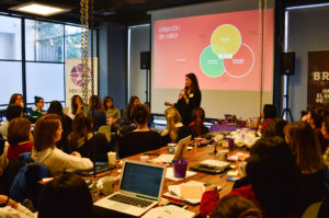 Abren postulaciones a becas de innovación para mujeres con posibilidad de perfeccionamiento en Silicon Valley