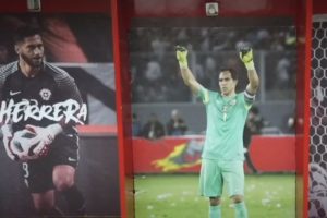 Día del Patrimonio deja al descubierto que imagen de Claudio Bravo fue sacada del camarín de la Roja en el Estadio Nacional