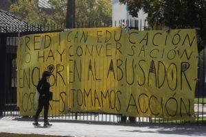 Alumnos, funcionarios y académicos piden desvinculación definitiva de profesor de la UC