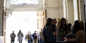 El top ten de las carreras universitarias más caras de Chile y su porcentaje de empleabilidad