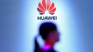 Diputados de la UDI llegarán al Sernac por situación de clientes de Huawei en Chile