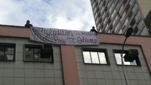 VIDEO | Alumnos del Instituto Nacional desplegaron un lienzo en la entrada de la Seremi de Educación