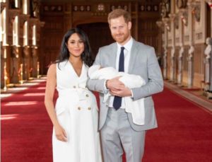 VIDEO | Meghan Markle y el príncipe Harry presentaron a su primer hijo