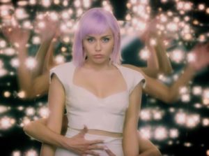 VIDEO | Black Mirror anunció el estreno de su nueva temporada con Miley Cyrus
