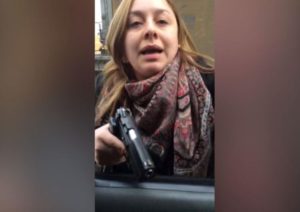 Fisco deberá pagar $10 millones a automovilista que fue amenazado por funcionaria de la PDI con su arma de servicio