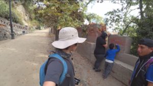 VIDEO | Turista coreano increpó a familia chilena por rayar el cerro Santa Lucía: la respuesta de los nacionales es para llorar