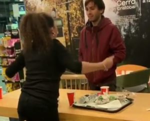 VIDEO | Despreciable acto de homofobia de mujer contra jóvenes en un servicentro se viraliza y genera rechazo transversal