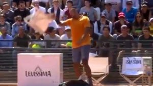 VIDEO | Escándalo total: Kyrgios lanzó una silla a la cancha y fue expulsado del Masters 1000 de Roma
