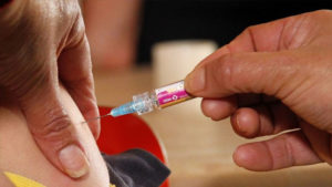 Entregan detalles de investigación a enfermera acusada de vacunar con la misma jeringa