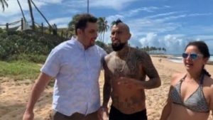 Arturo Vidal causó furor en las playas de Brasil
