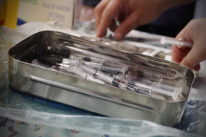 Enfermera acusada de reutilizar jeringa rompe el silencio y explica polémica vacunación