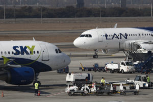 Controladores aéreos piden sancionar uso de punteros láser contra aviones