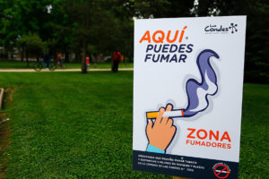 Tribunal anula ordenanza de Las Condes que prohibía fumar en plazas y espacios públicos