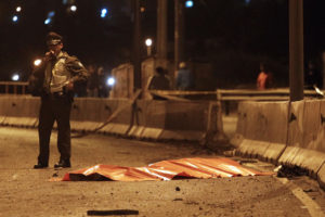 Taxi chocó, volcó y arrolló a trabajador de aseo municipal en Valparaíso: 3 muertos