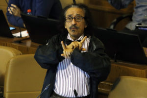 FOTO | Florcita style: diputado Alarcón sorprendió con particular atuendo en la Cuenta Pública