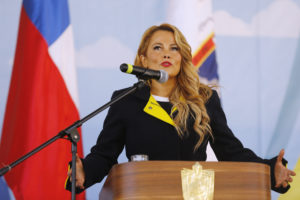 FOTO | Cathy Barriga sale al paso de los cuestionamientos por despido de funcionario y realiza anuncio pro diversidad sexual