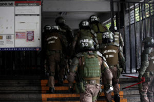 Colegio se querellará contra Carabineros por usar 