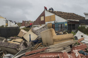 Tras tornado y trombas: sigue alerta amarilla en el Biobío y aún falta evaluar casas con daños